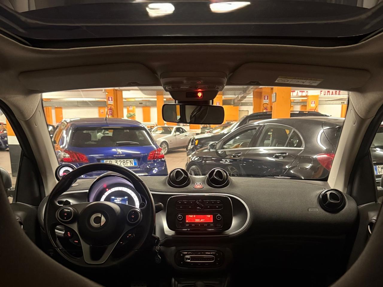 BELLISSIMA SMART FORTWO ADATTA A NEOPATENTATI CON TETTO PANORAMICO CON SOLI 69.625 KM