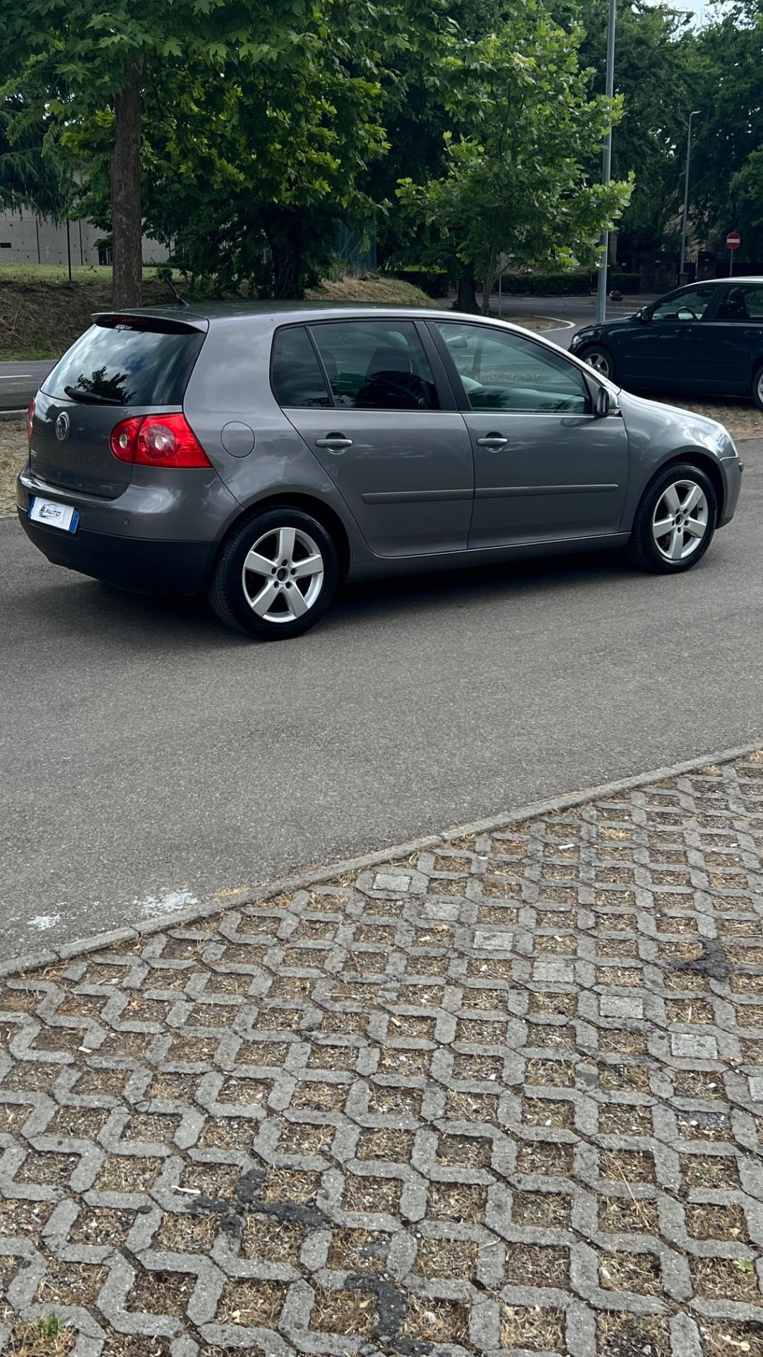 Volkswagen Golf 5 1.4 Benzina Anno 2010 Ideale x NEOPATENTATI