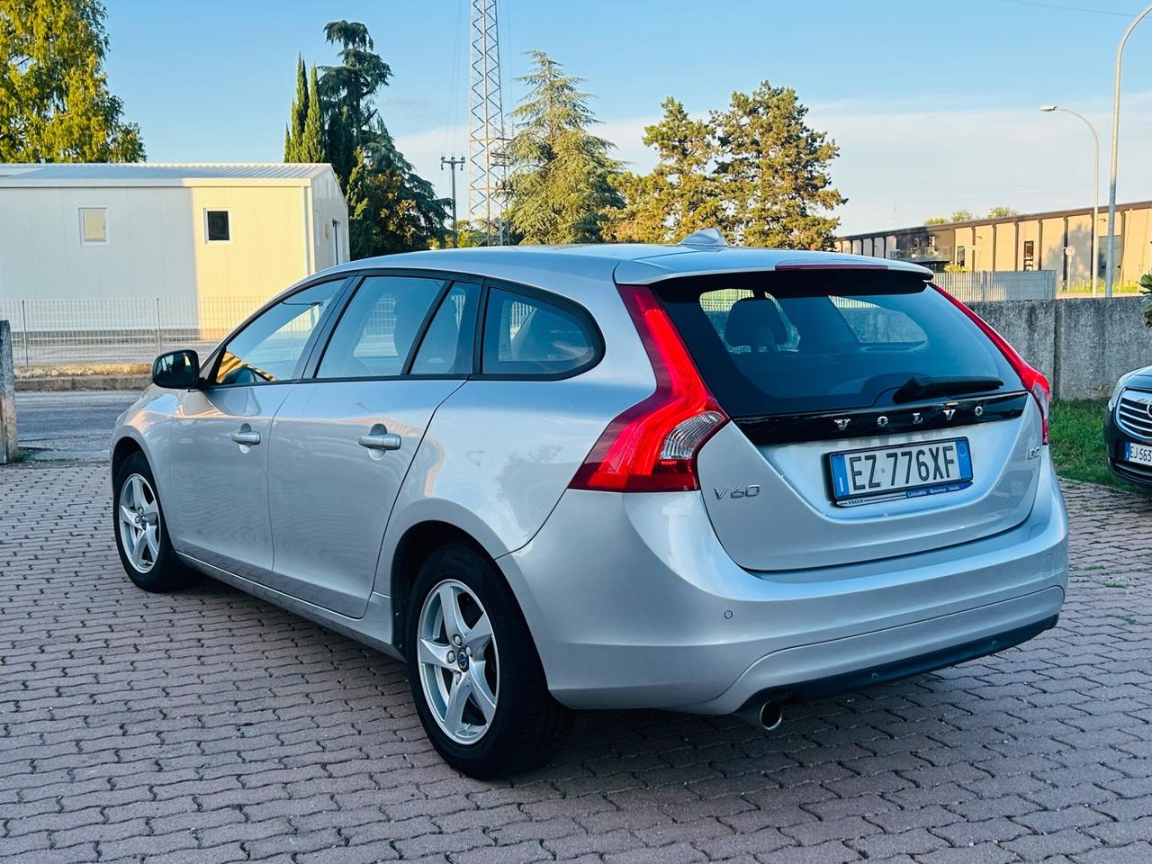 Volvo V60 D2 R-design Momentum N1
