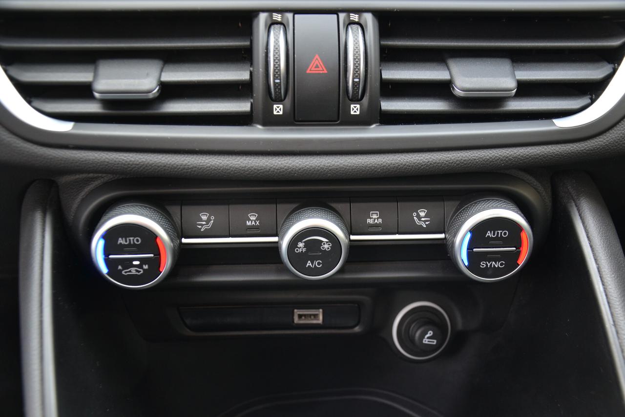 Alfa Romeo Giulia 2.0 TURBO 200CV AT8! Prezzo vero senza vincoli Unipro, fatturabile e italiana Garanzia 12 mesi inclusa!