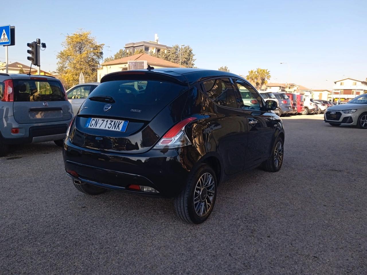 Lancia Ypsilon 1.0 FireFly 5 porte S&S Hybrid Ecoshic Gold