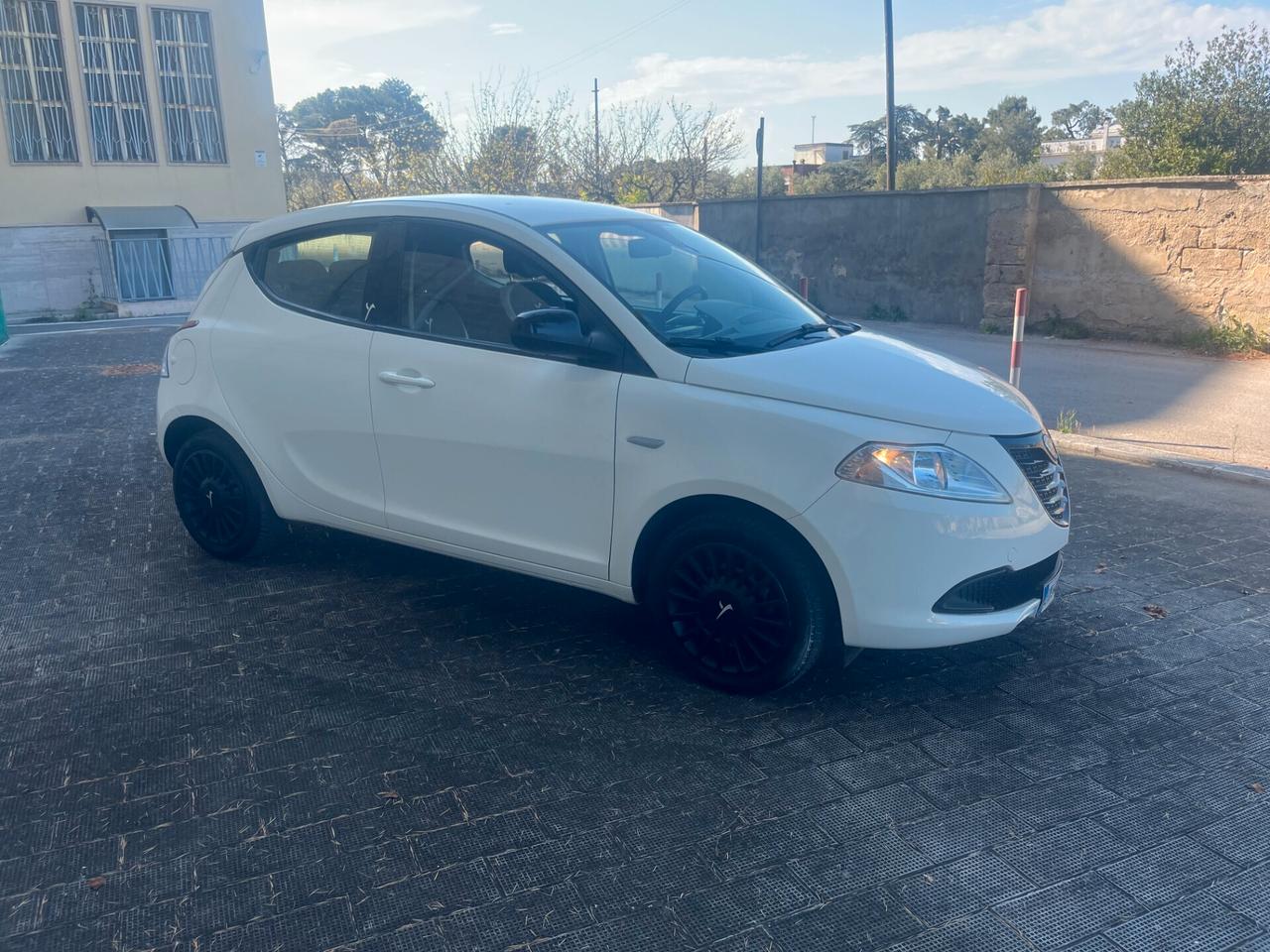 Lancia Ypsilon 1.2 69 CV 5 porte X NeoPatentati