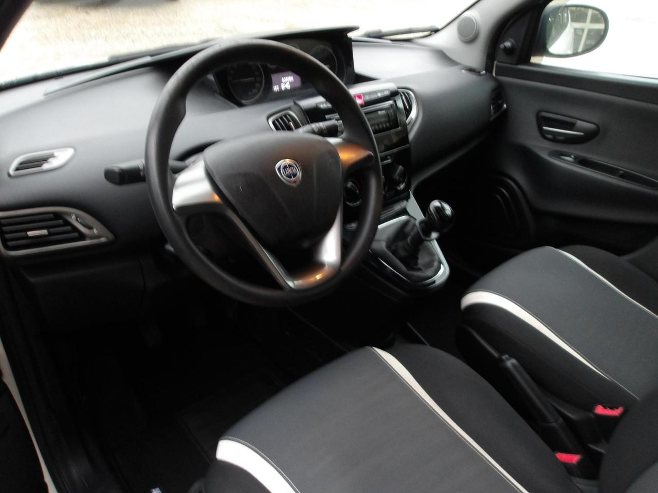 Lancia Ypsilon 5 Porte Ypsilon 1.2 8v Silver c/clima 69cv