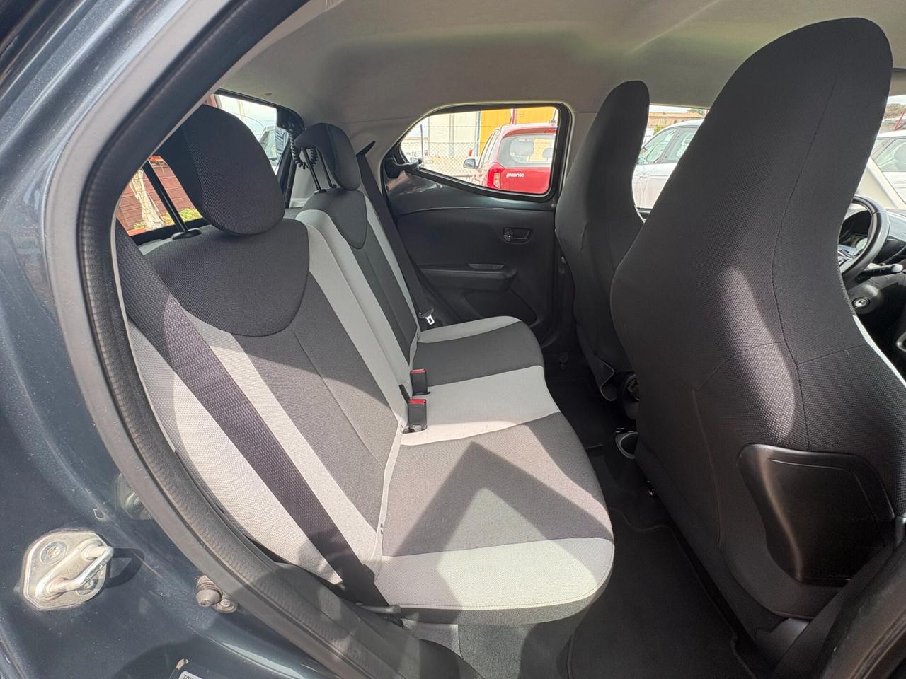 Toyota Aygo 1.0 VVT-i 69 CV 5 porte x-business