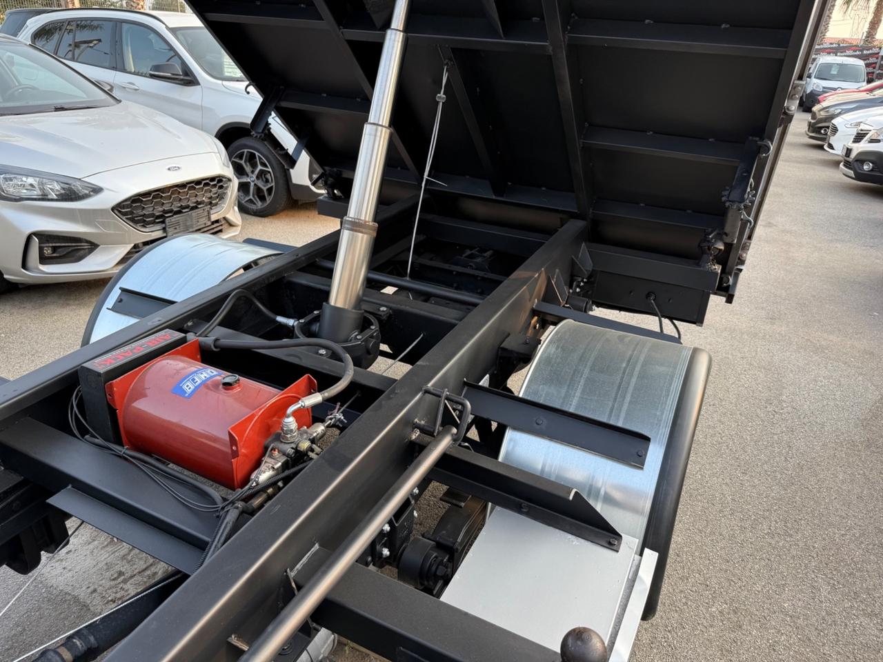 Nissan Cabstar 110 ribaltabile trilaterale