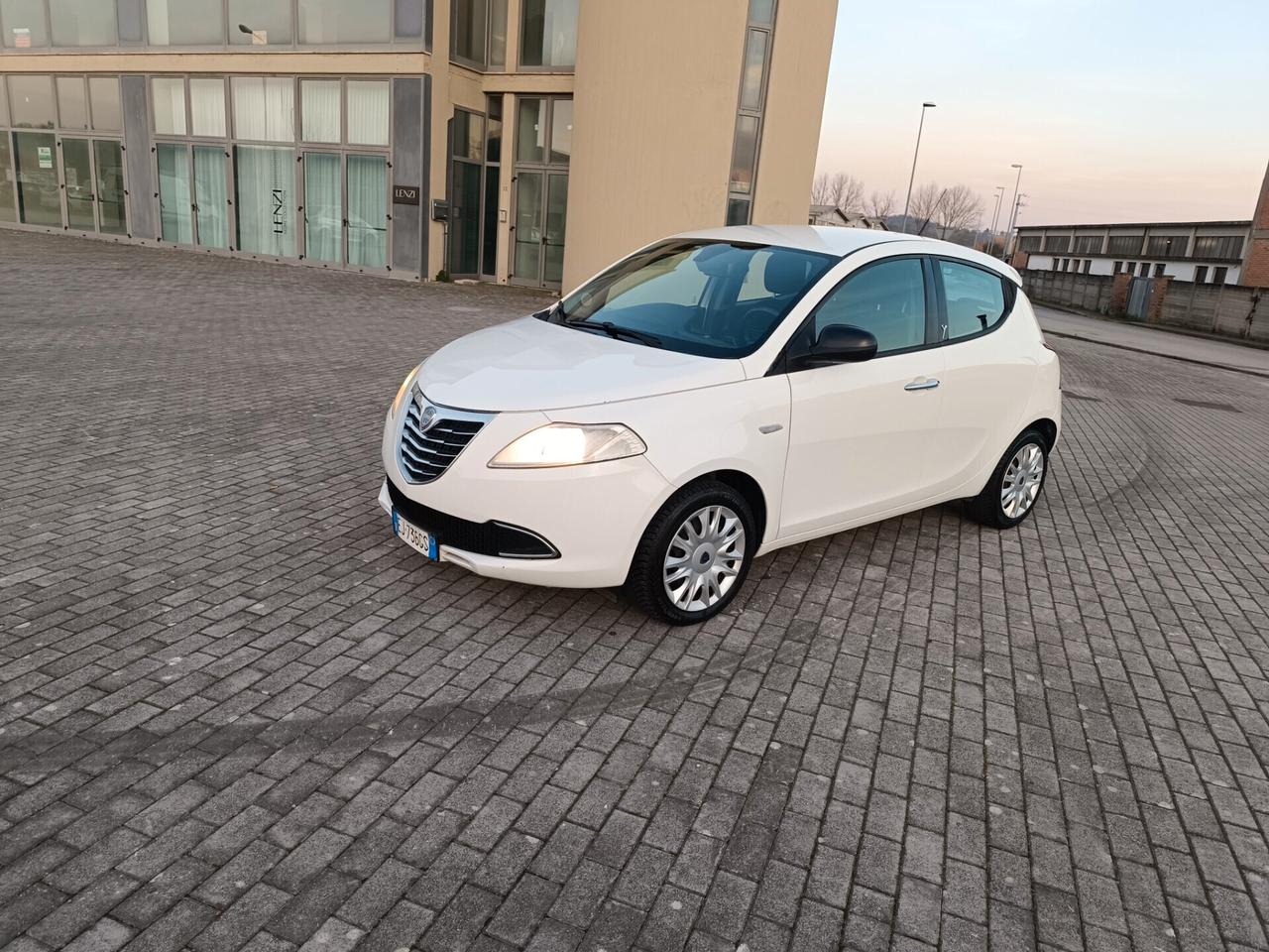 Lancia Ypsilon 1.2 benzina SOLAMENTE 105.000 KM