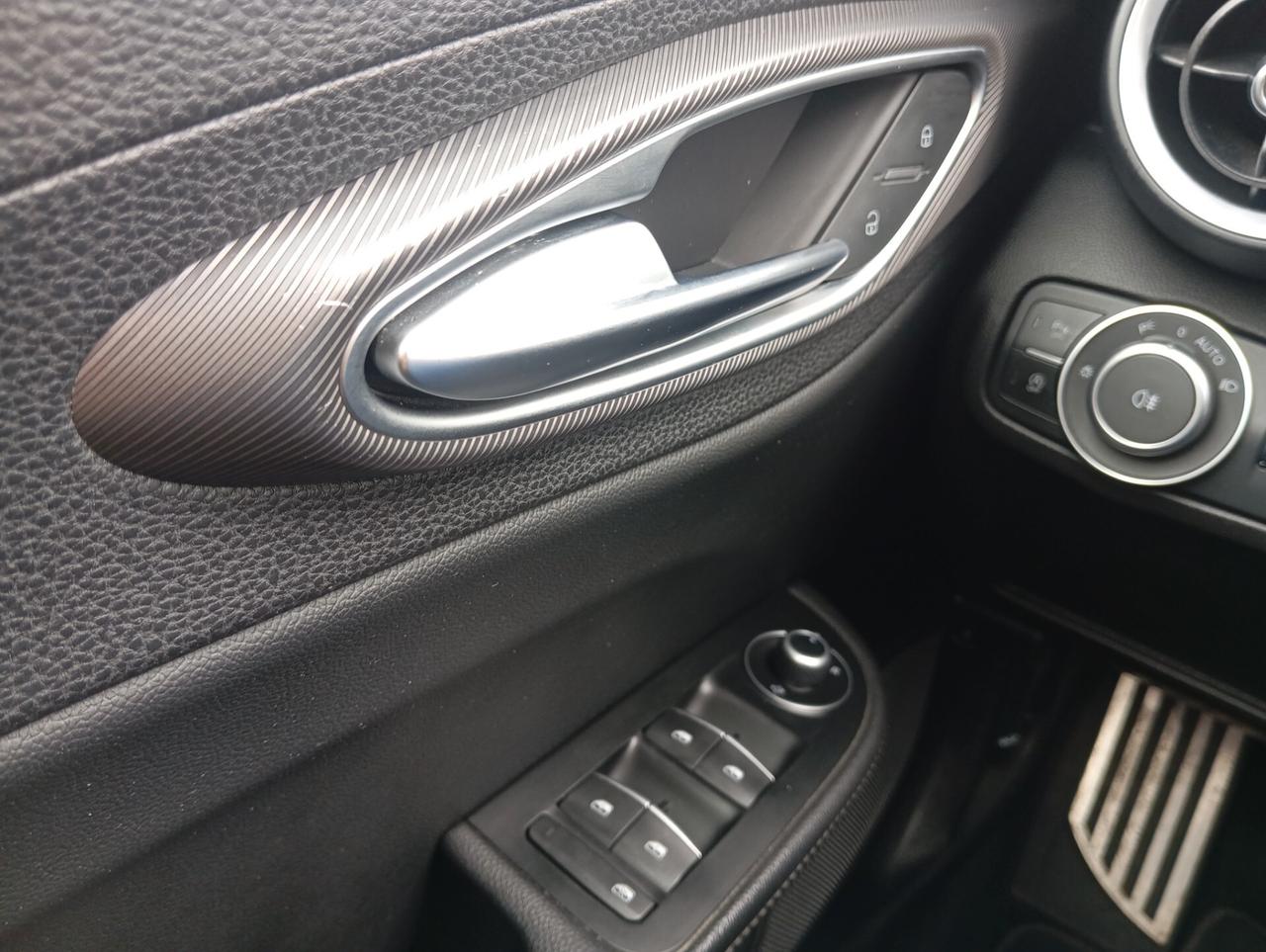 Alfa Romeo Giulia 2.2 Turbodiesel 210 CV AT8 AWD Q4 Veloce