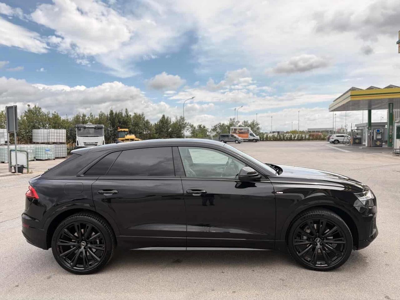 Audi Q8 50 TDI IDENTITY BLACK/23" RSQ8/PELLE/S-LINE