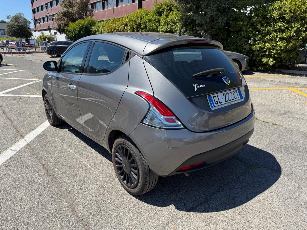 Lancia Ypsilon 1.0 FireFly 5 porte S&S Hybrid Ecochic Silver