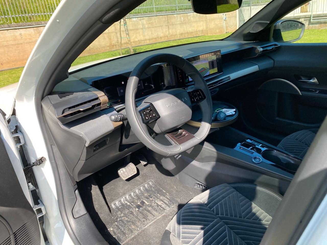 Lancia Ypsilon Hybrid e-DCT LX