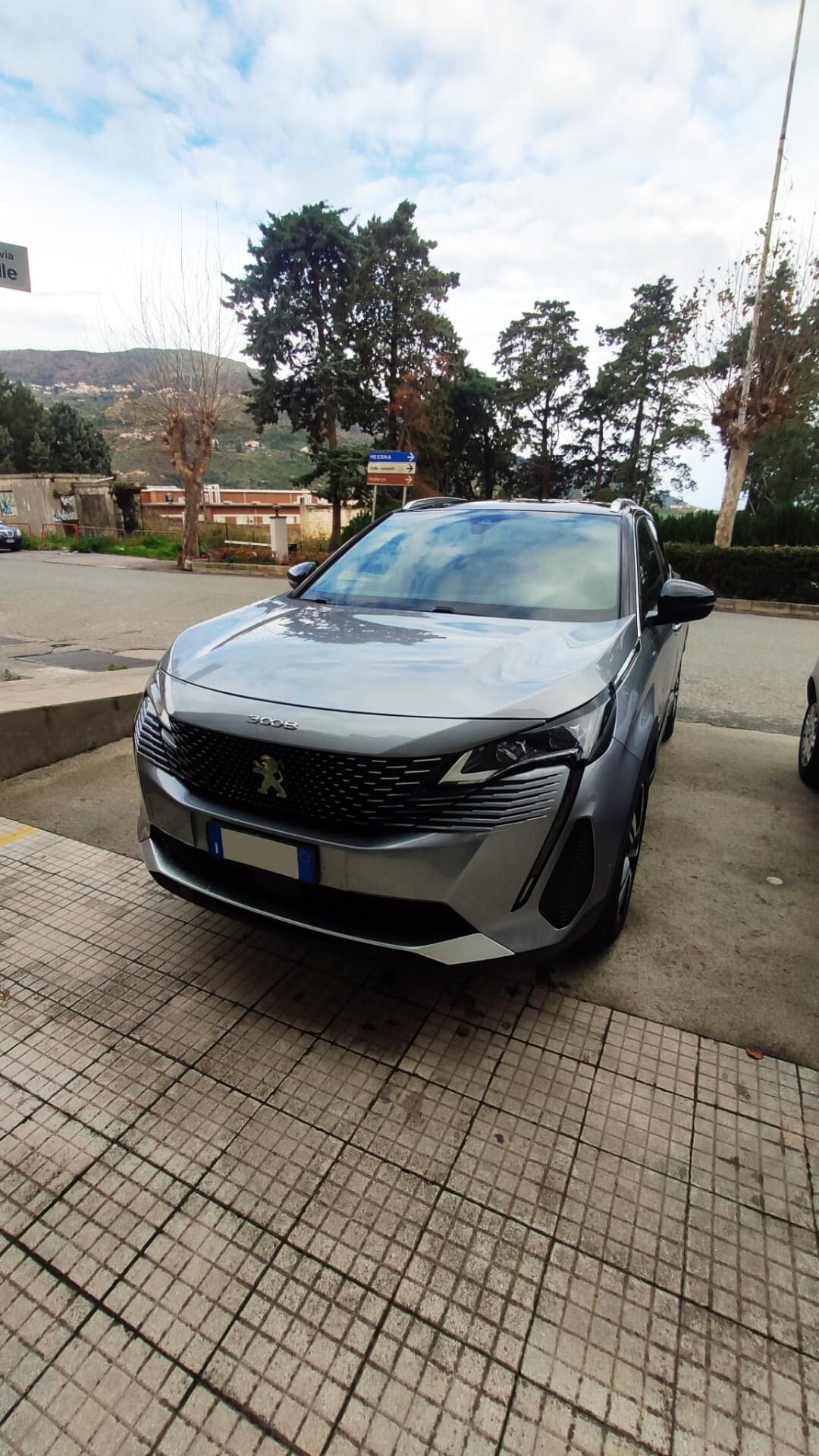 Peugeot 3008 Hybrid Plug-in 225 e-EAT8 133 kw allestimento GT in ottime condizioni