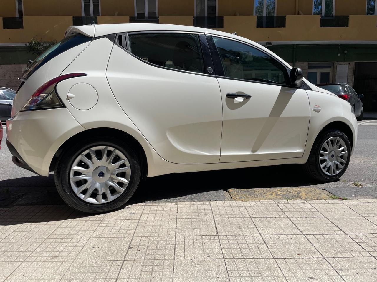 Lancia Ypsilon 1.0 FireFly 5 porte S&S Hybrid Ecochic