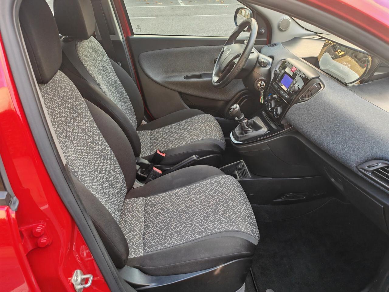 Lancia Ypsilon 5 porte Hybrid Incidentata