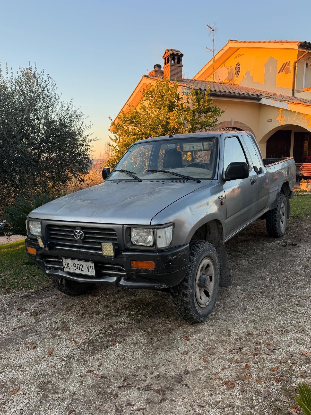 Toyota Hilux 2.4 D 4WD Extracab DC Pick-up