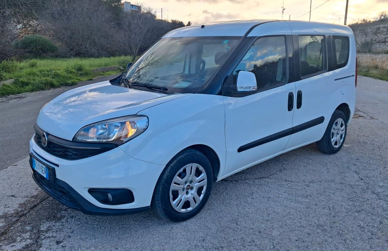 Fiat Doblo 1.3 MTJ Autocarro con gancio traino N1 5 posti