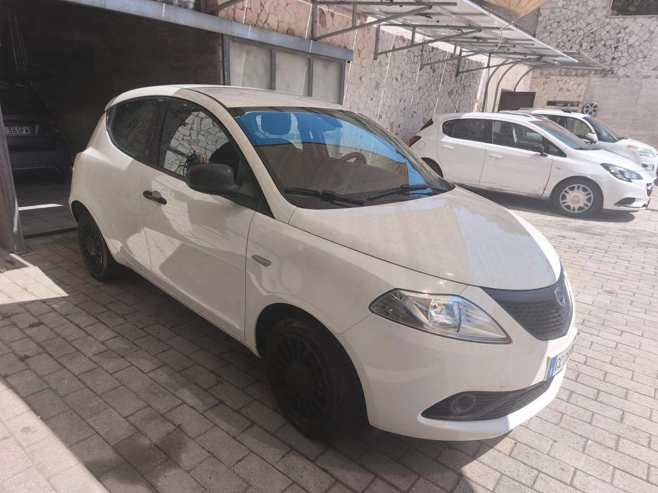 Lancia Ypsilon 1.0 FireFly 5 porte S&S Mild Hybrid Ecochic Silver