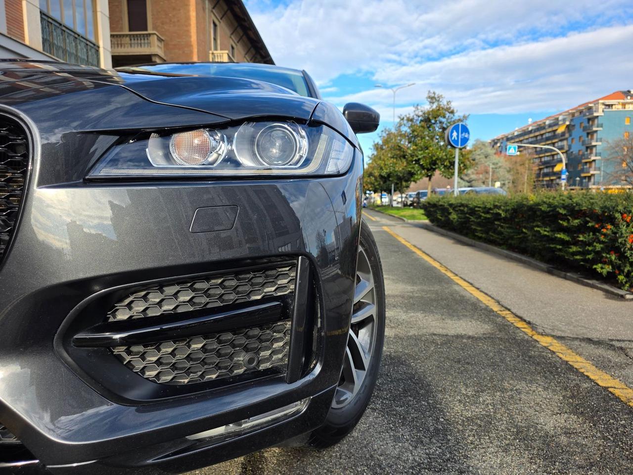 Jaguar F-Pace 2.0 20d Turbo R- #8356