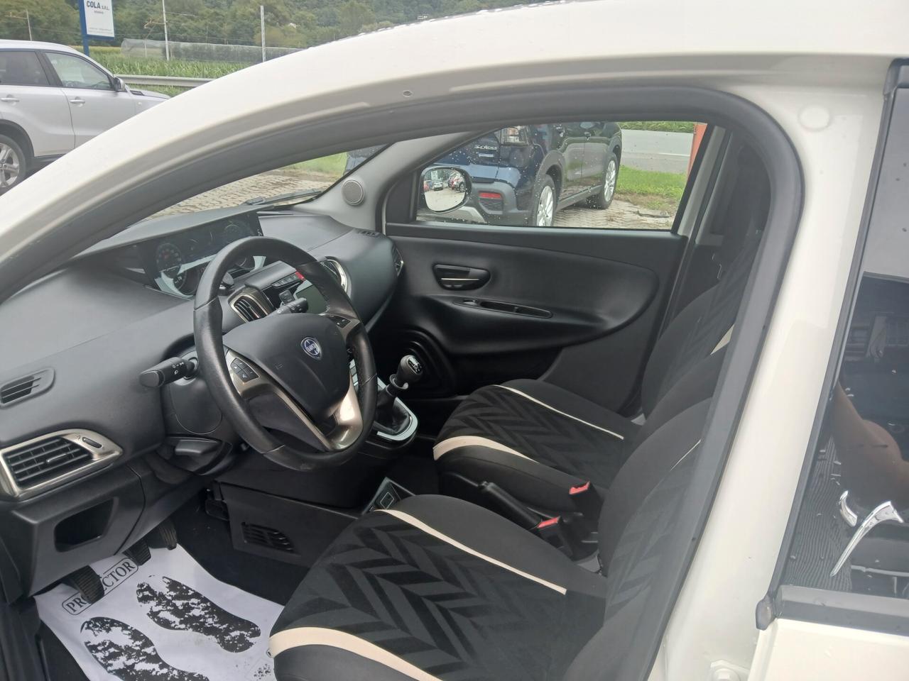 Lancia Ypsilon 1.2 69 CV 5 porte Silver