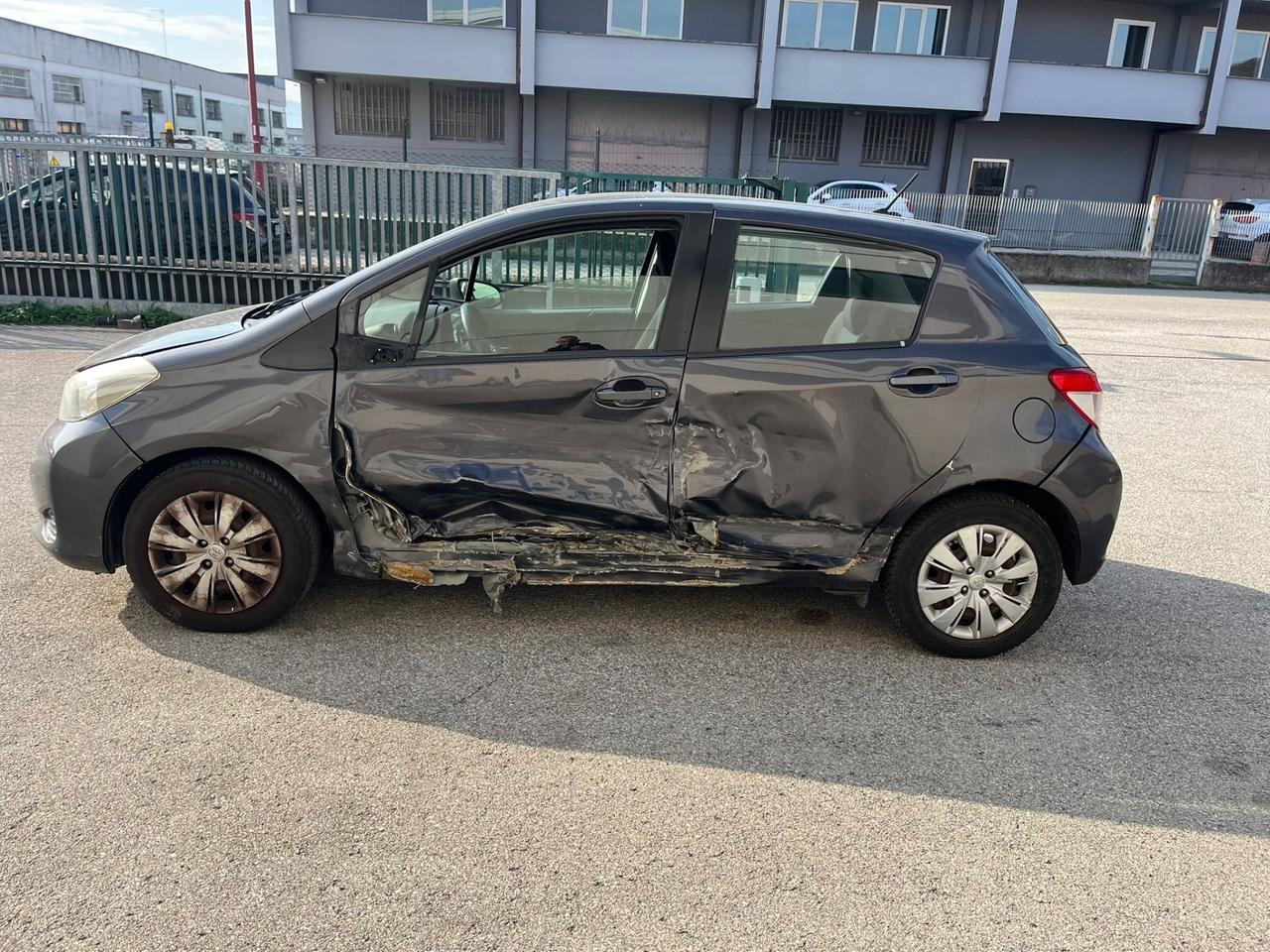 TOYOTA YARIS 1.0 5p Lounge INCIDENTATA