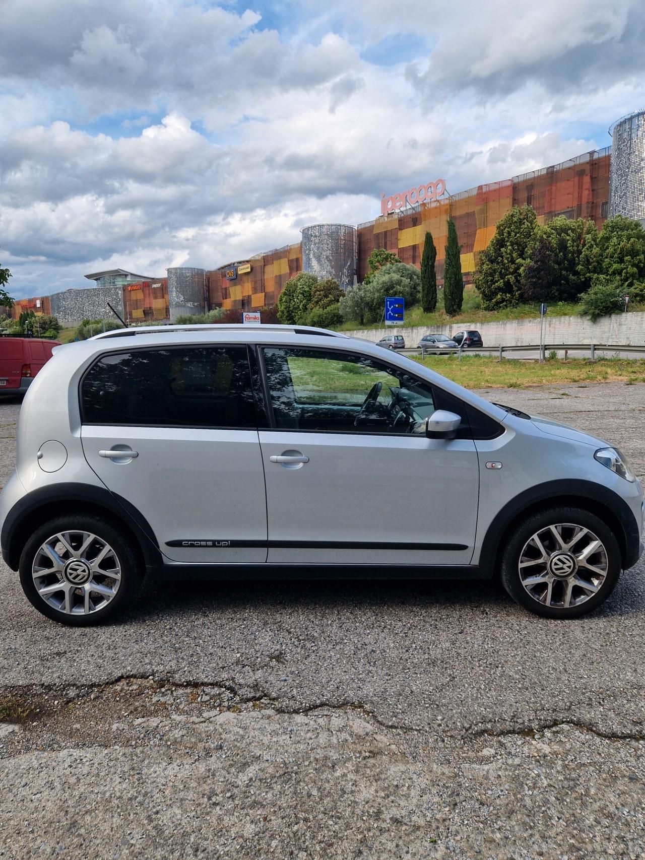 Volkswagen Up Cross - 2015