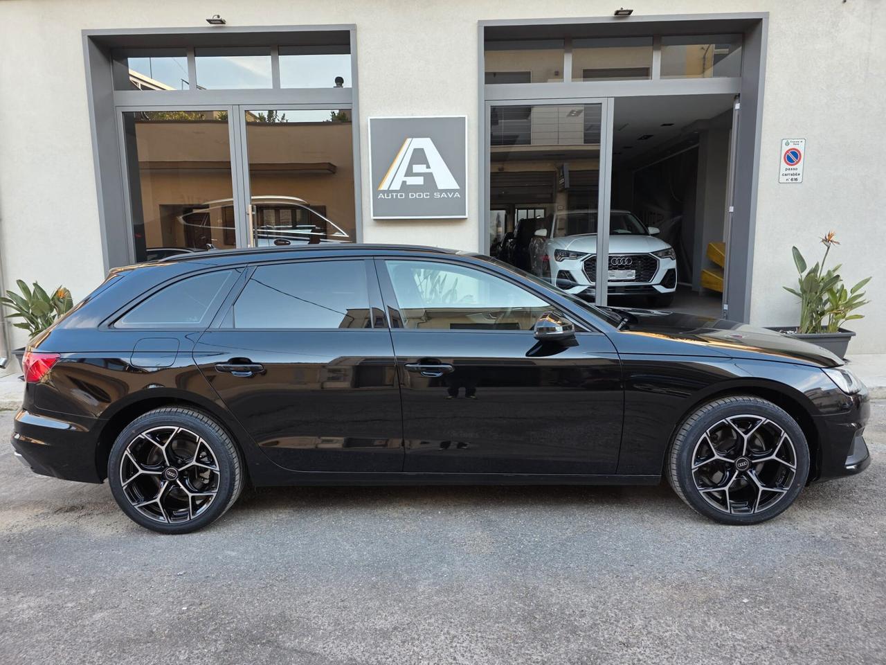 Audi A4 Avant 30 TDI/136 CV S tronic Business+Cerchi 18+Fari Led..