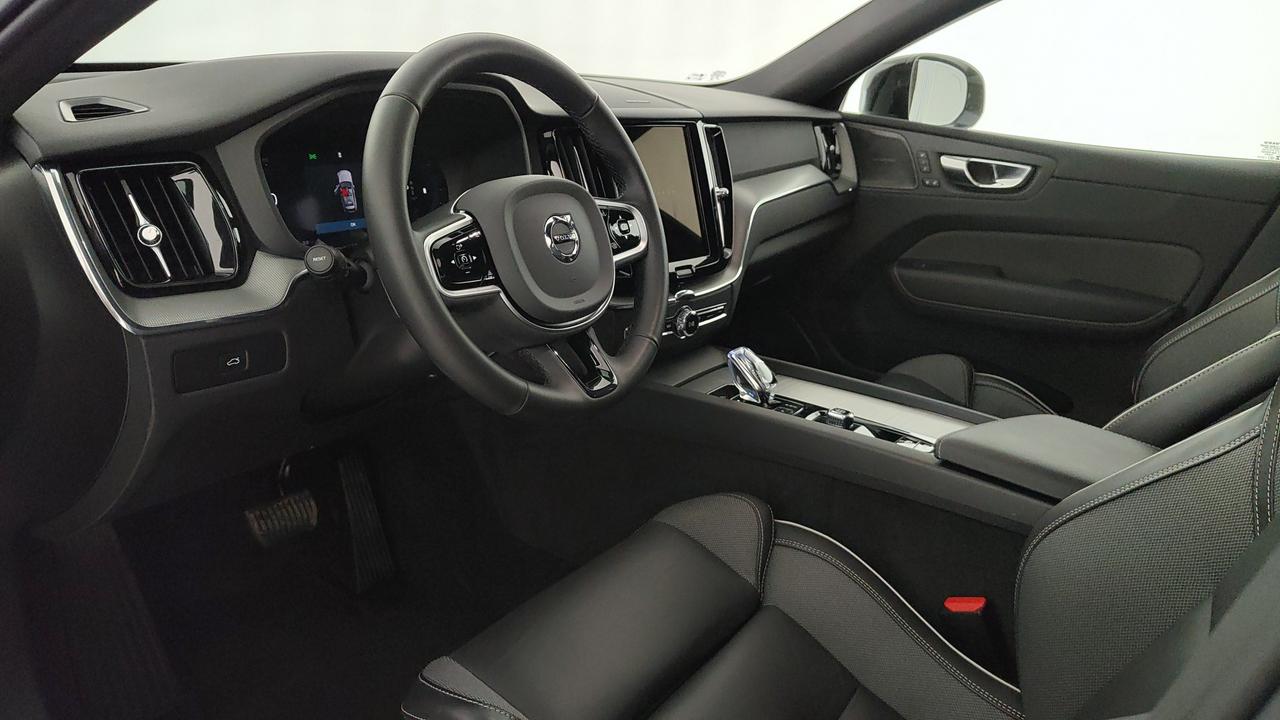 VOLVO XC60 2.0 b5 Plus Dark awd auto