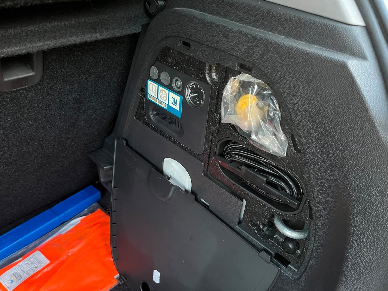 Opel Corsa D 1.2 80cv Enjoy Benzina e GPL Fabbrica