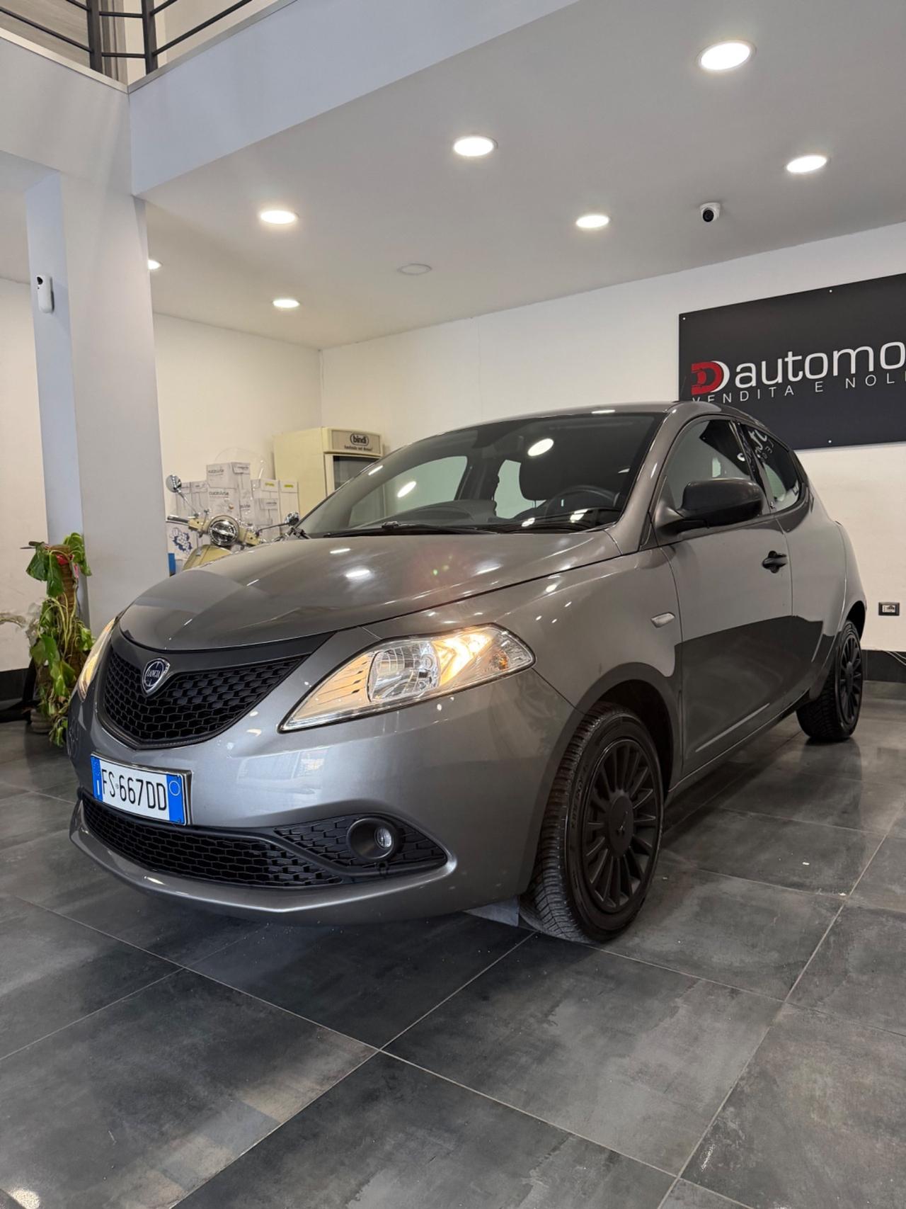 Lancia Ypsilon Elefantino Blu Gpl casa madre