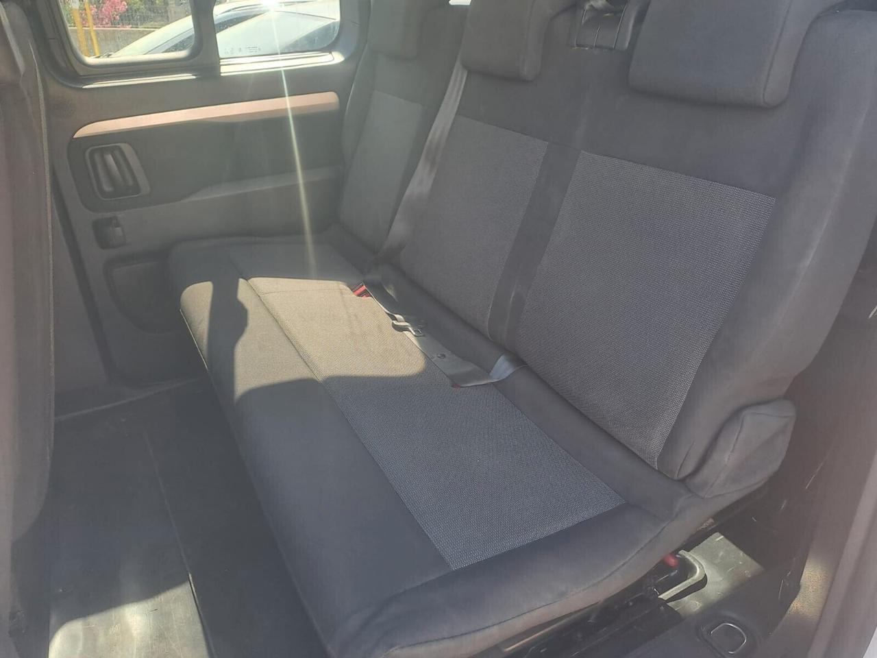 Peugeot Traveller 9 posti