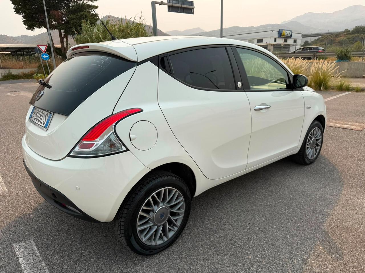 Lancia Ypsilon 0.9 TwinAir 85 CV 5 porte Metano Ecochic Silver