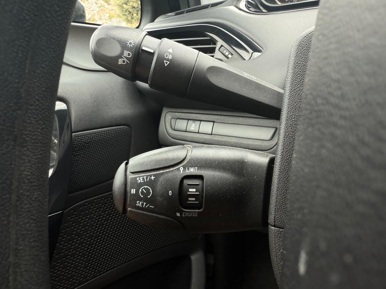 Peugeot 208 Active/1.0 68 CV/5 POSTI/CLIMA
