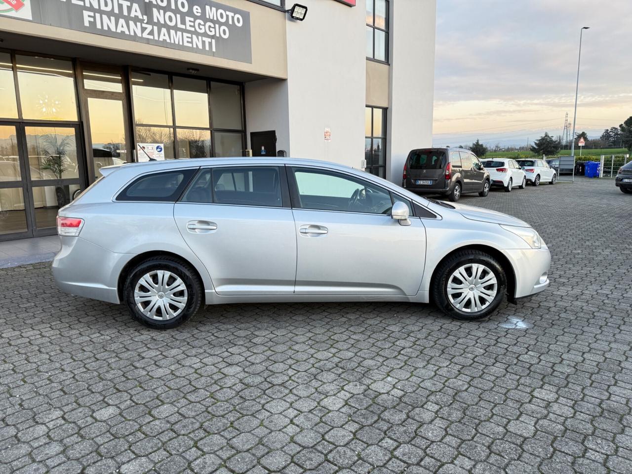 Toyota Avensis 2.0 D-4D SW|UNIPRO