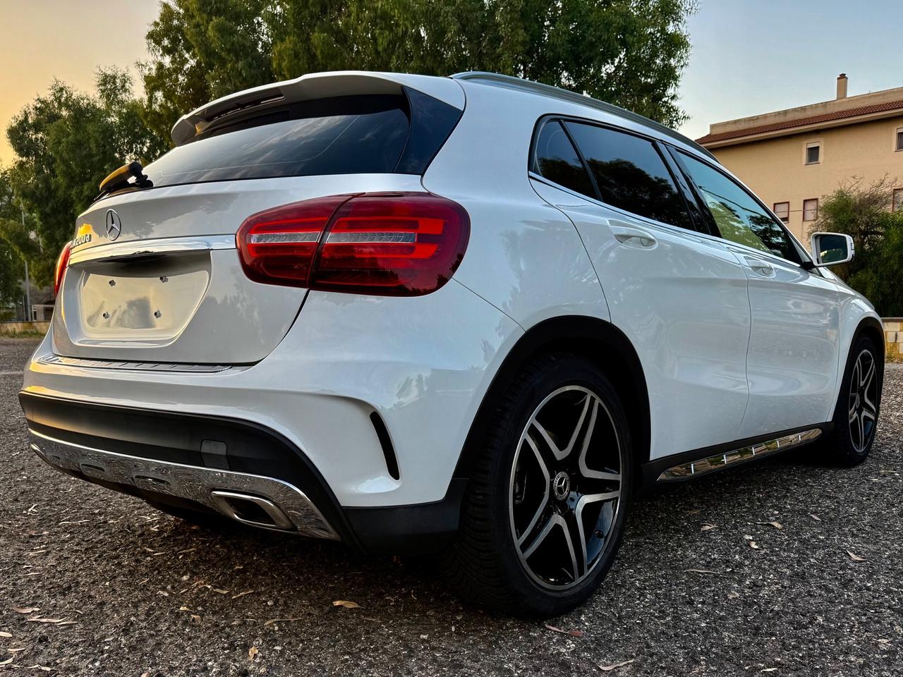 MERCEDES- BENZ GLA 200 D AMG PREMIUM