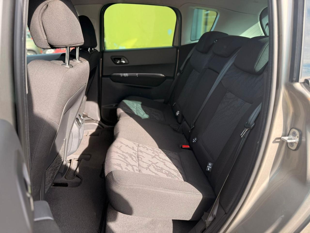 Peugeot 3008 1.6 HDi 110CV cambio robotizzato Business