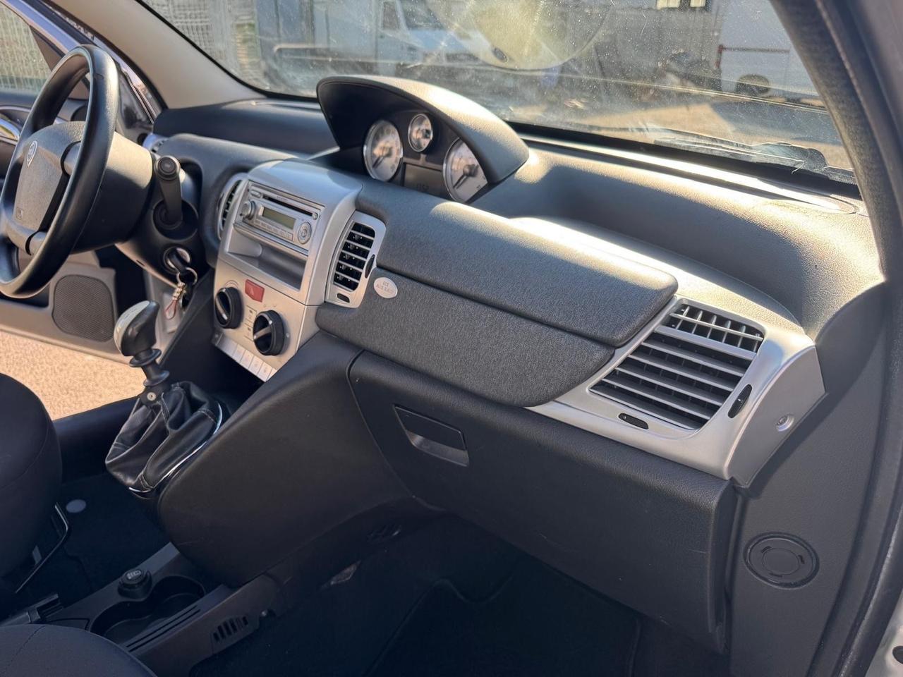 Lancia Ypsilon 1.2 benzina Versus. km 122.000