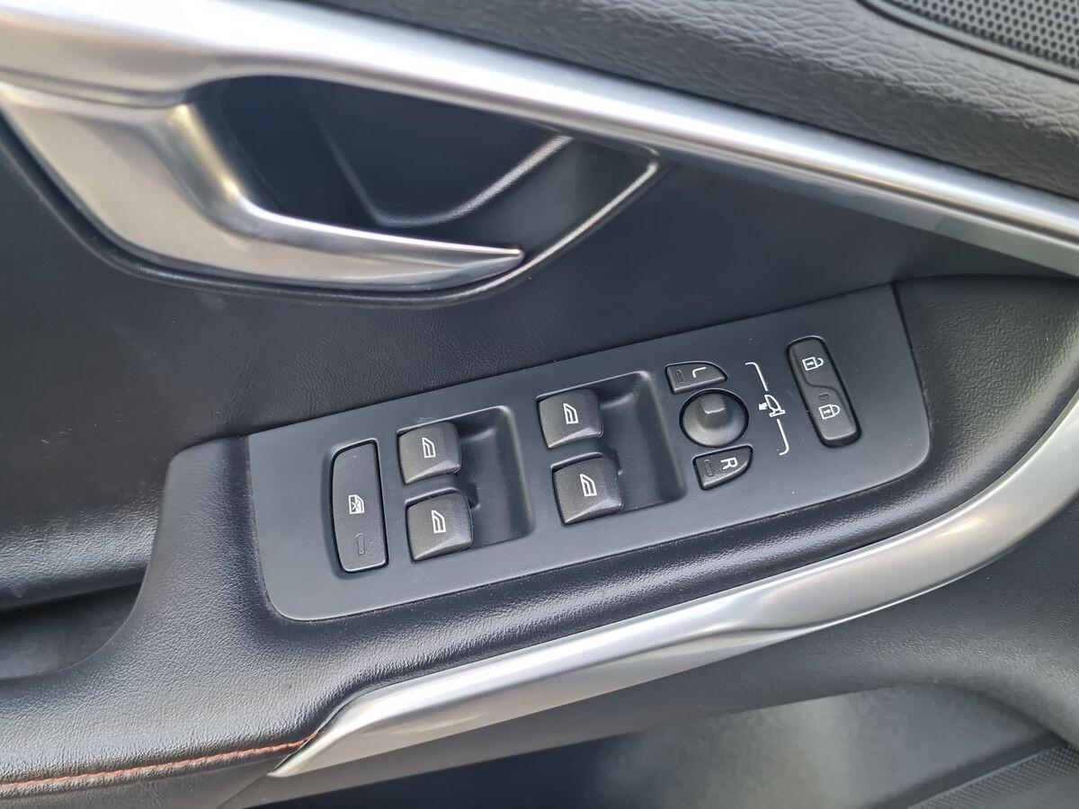 VOLVO V40 CROSS COUNTRY 2.0