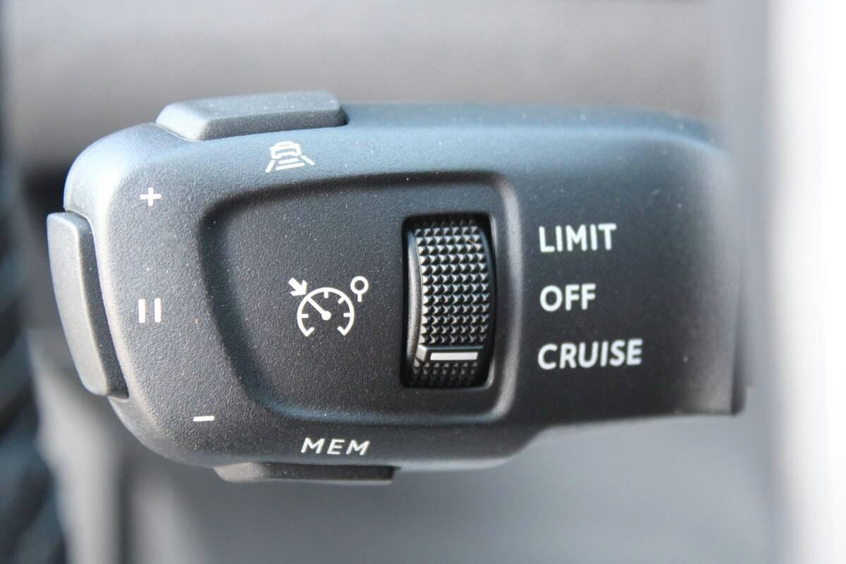 Peugeot 2008 1.2 puretech Allure s&s 100cv Con NAVIGATORE