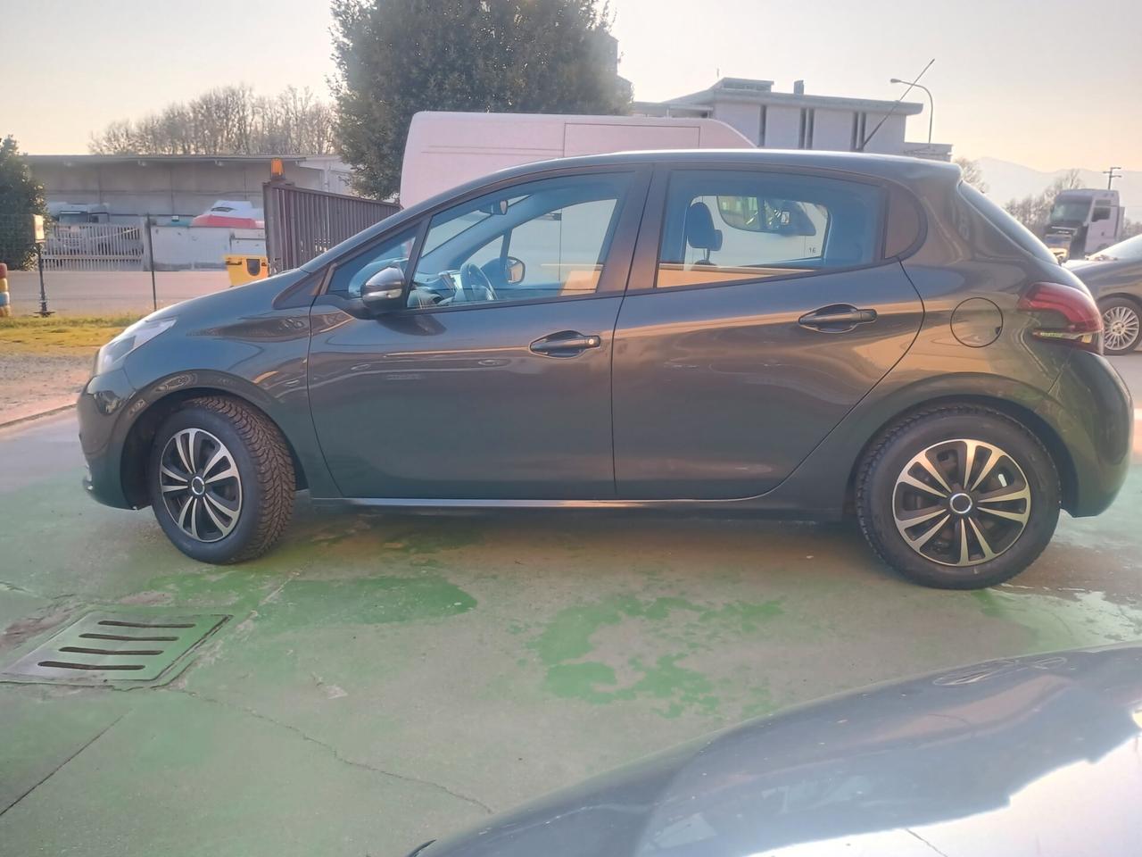 PEUGEOT 208 NEOPATENTATI