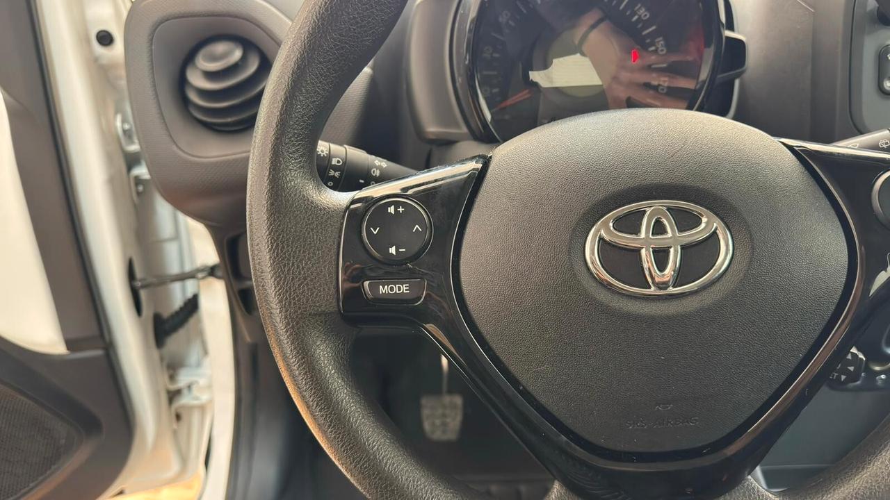 Toyota Aygo Connect 1.0 VVT-i 72 CV 5 porte x-fun