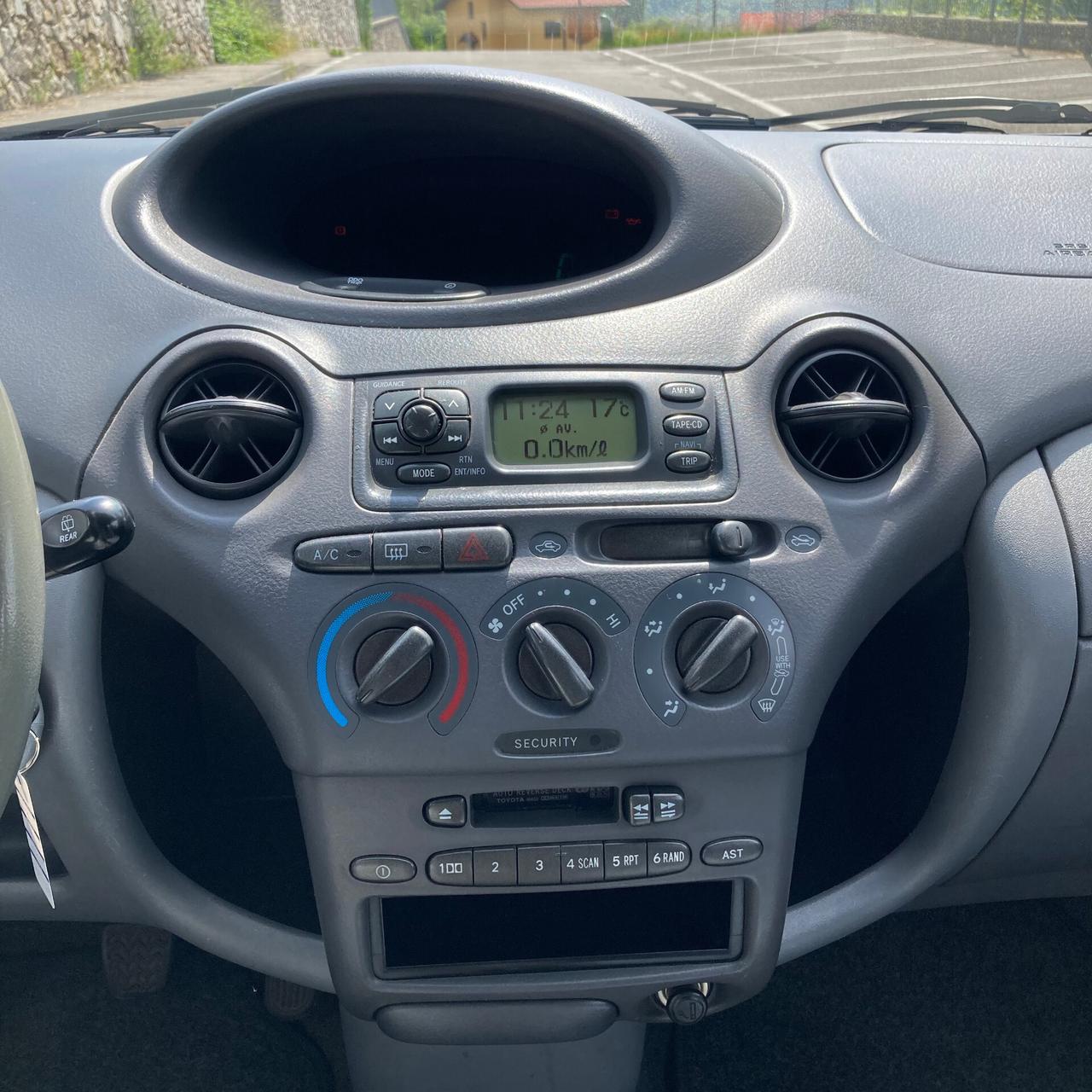 Toyota Yaris 1.0i 16V cat 5 porte Sol
