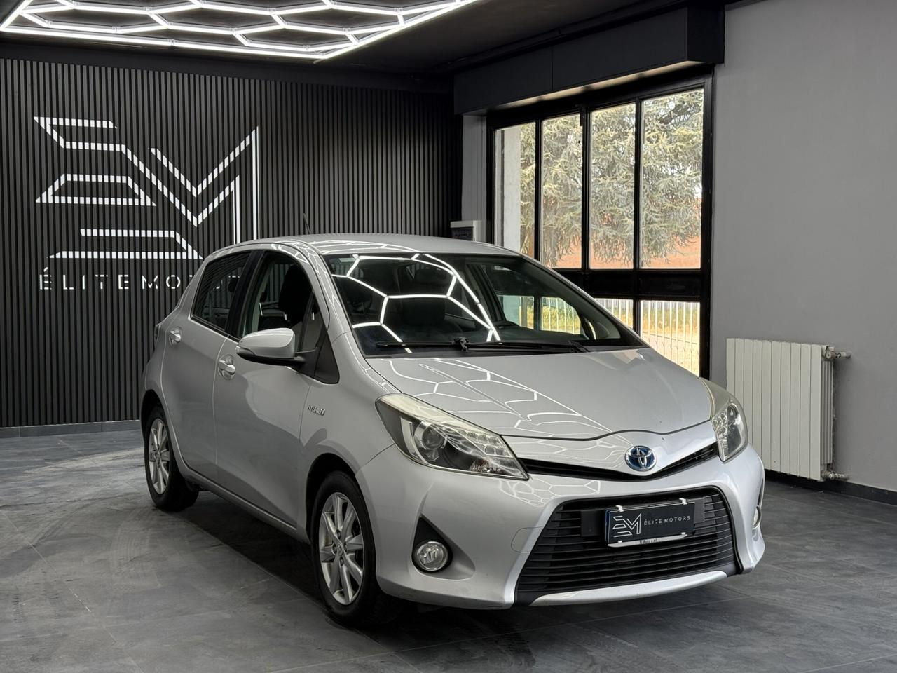 Toyota Yaris HYBRID LOUNGE