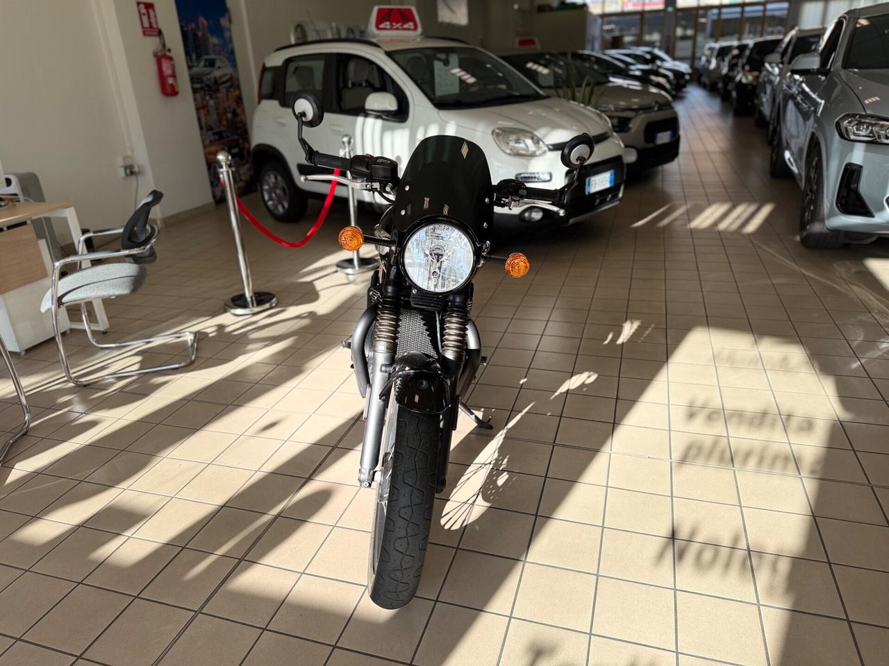 Triumph Bonneville T100 T-100 black 900ht