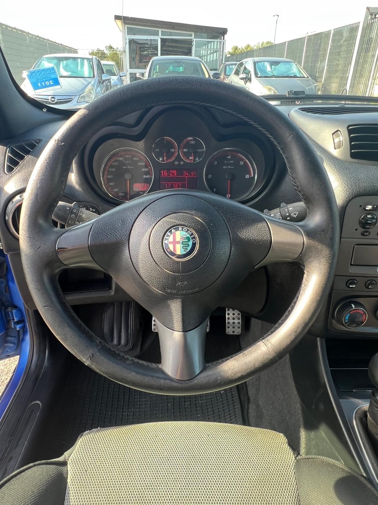 Alfa Romeo 147 1.9 JTD (120) 3 porte Black Line