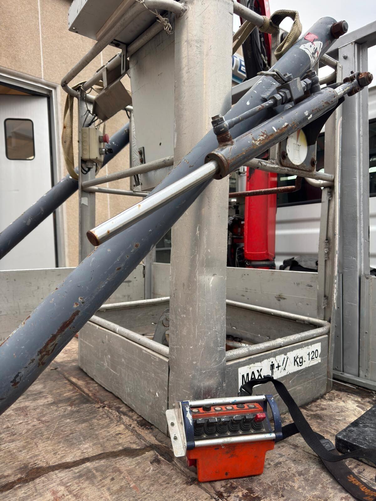 Camion pianale IVECO Daily 35-e4 con gru