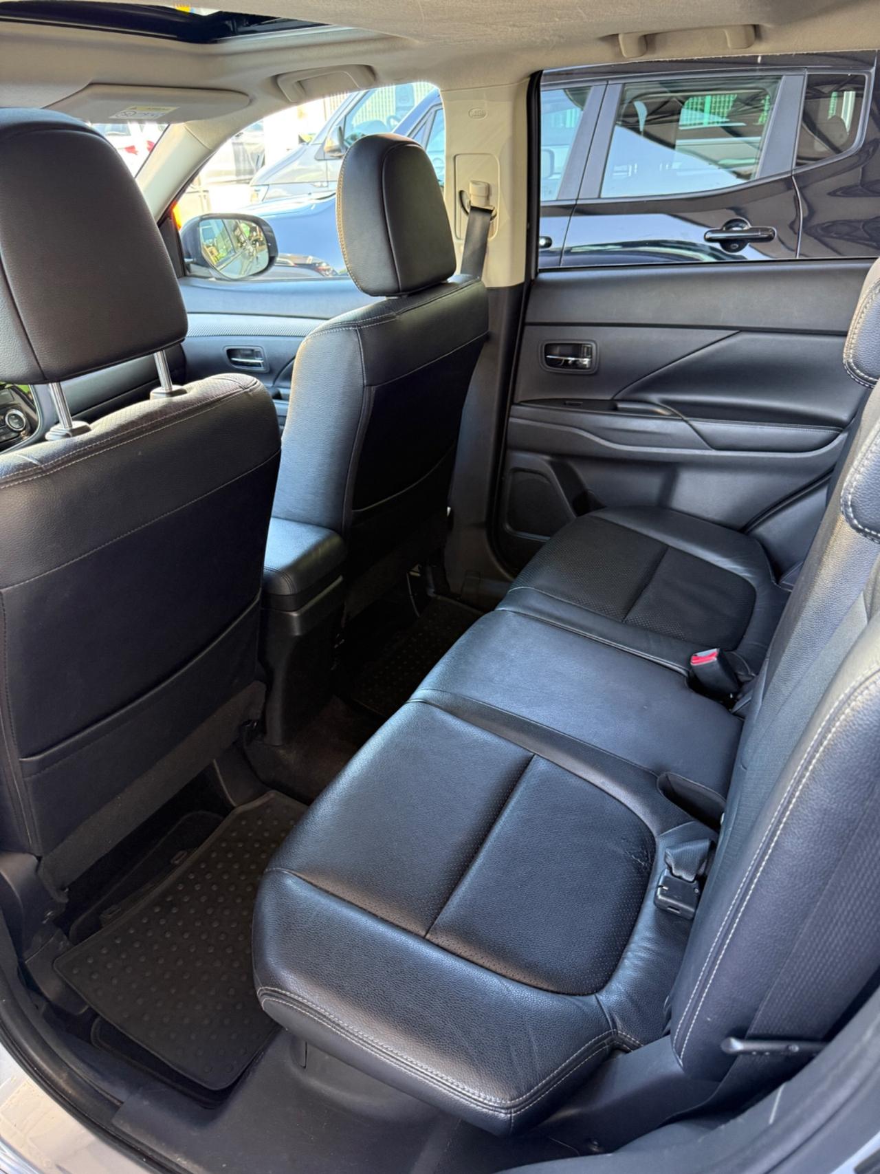 MITSUBISHI OUTLANDER 2.2 DI-D 4WD INSTYLE 7posti