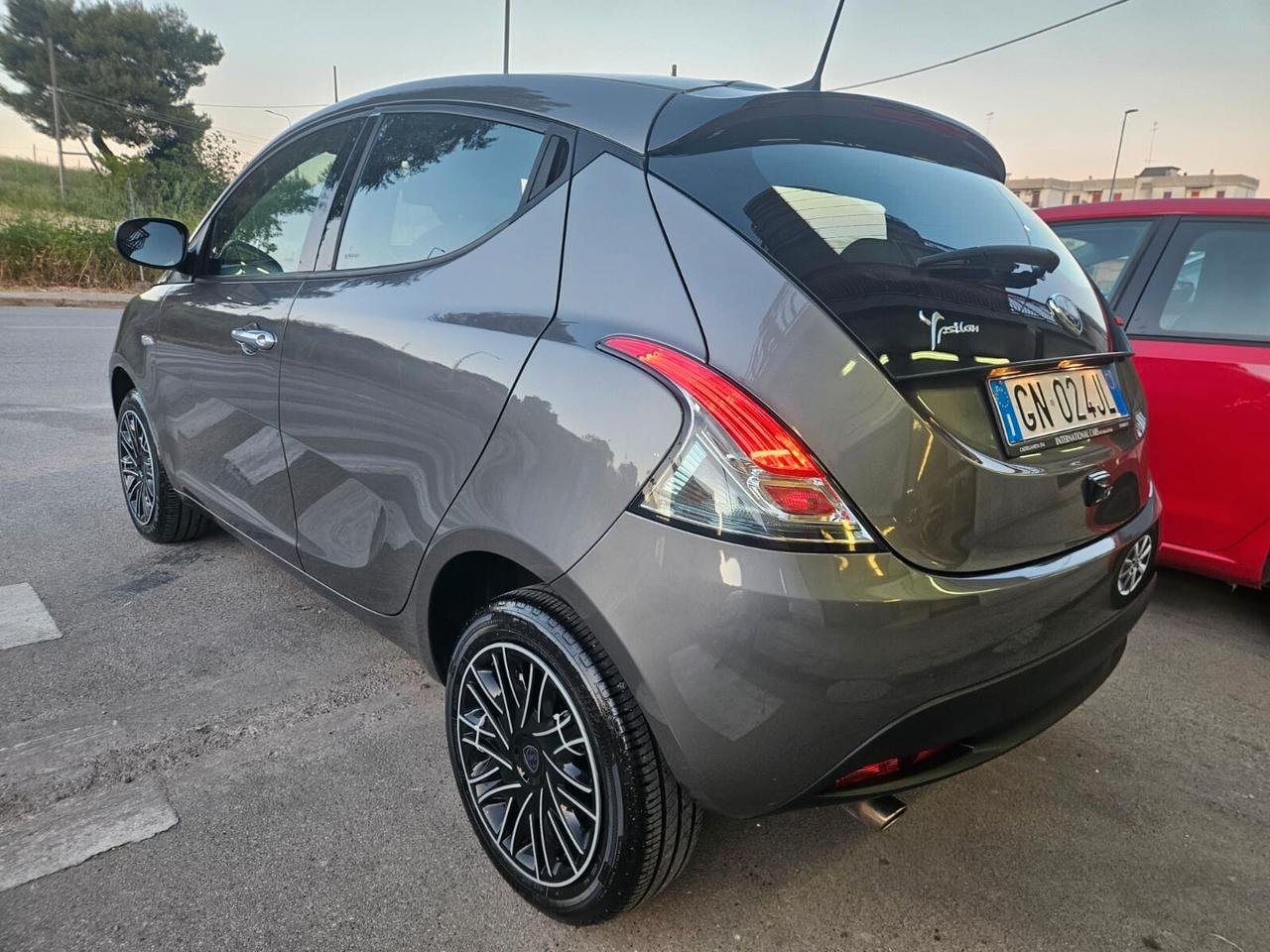 Lancia Ypsilon 1.0 Firefly Hybrid S&S GOLD 70CV
