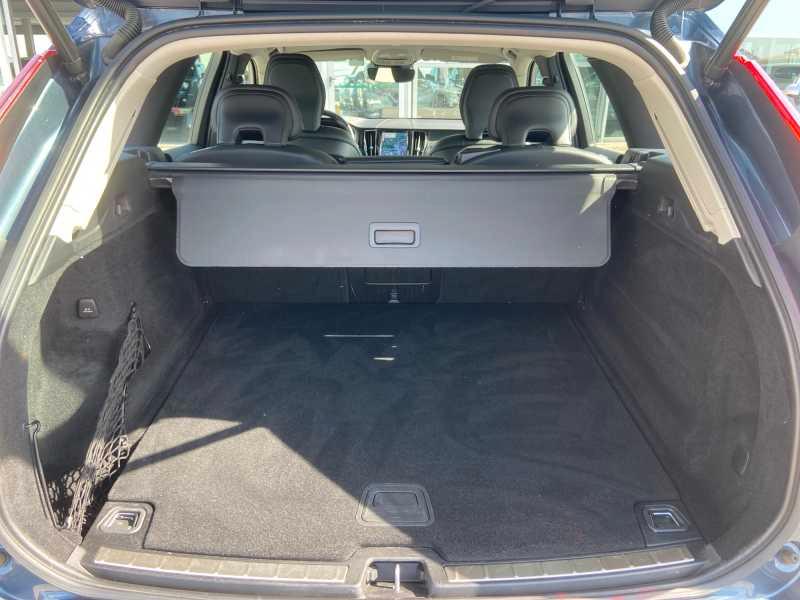 VOLVO XC60 2.0 b4 Momentum Pro AwD AuTo