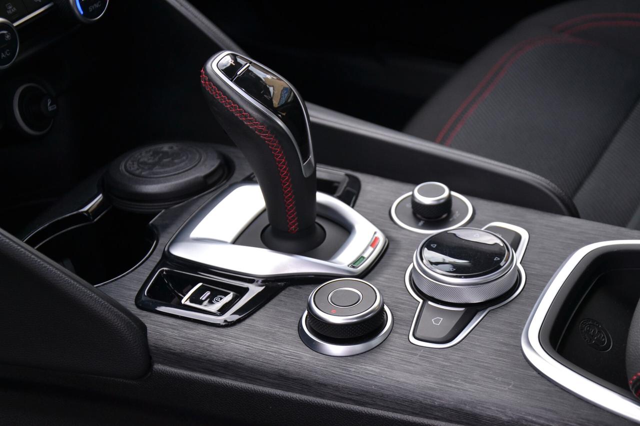 Alfa Romeo Giulia 2.0 TURBO 200CV AT8! Prezzo vero senza vincoli Unipro, fatturabile e italiana Garanzia 12 mesi inclusa!