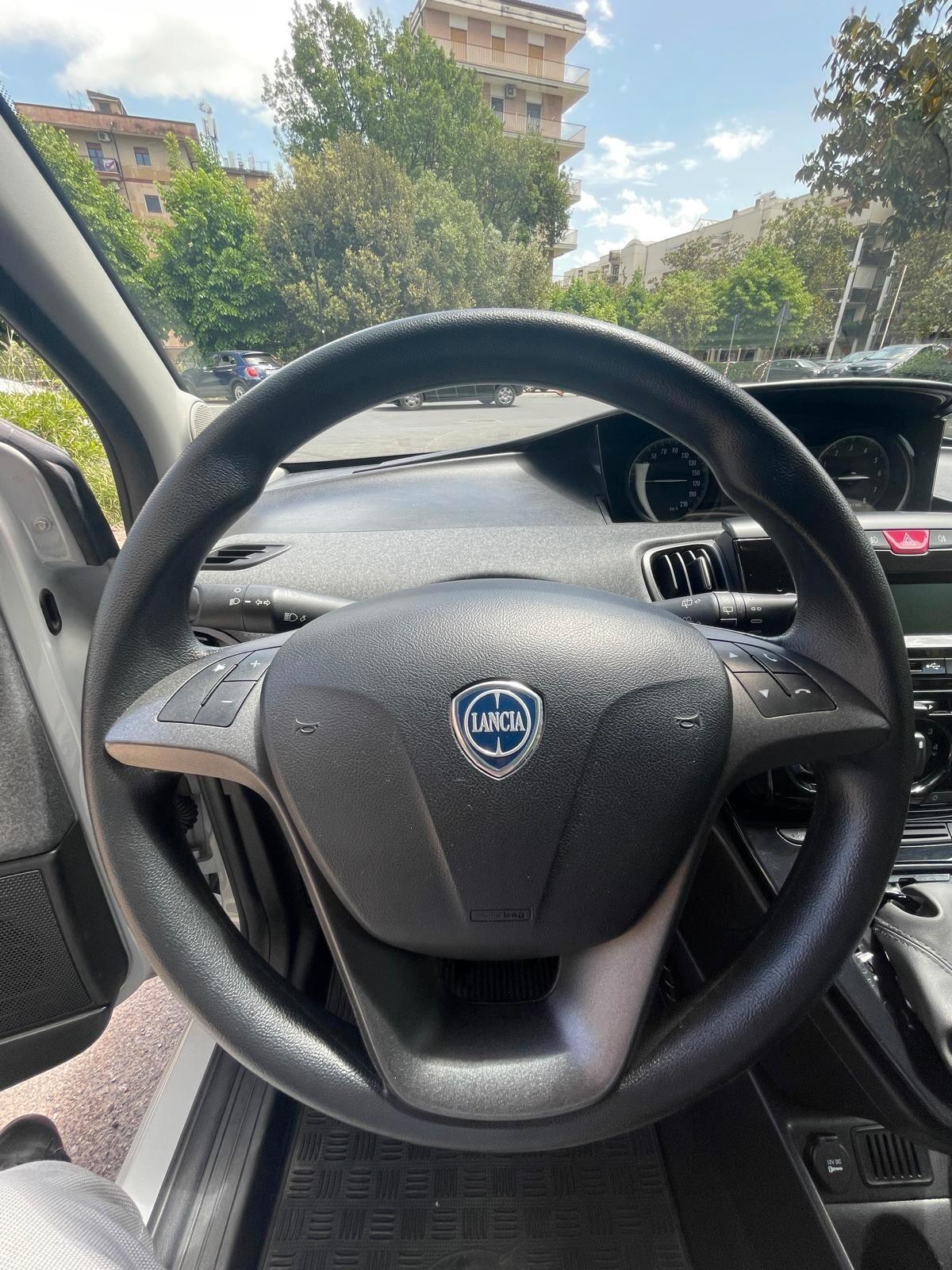 Lancia Ypsilon 1.0 FireFly 5 porte S&S Hybrid Ecochic Silver