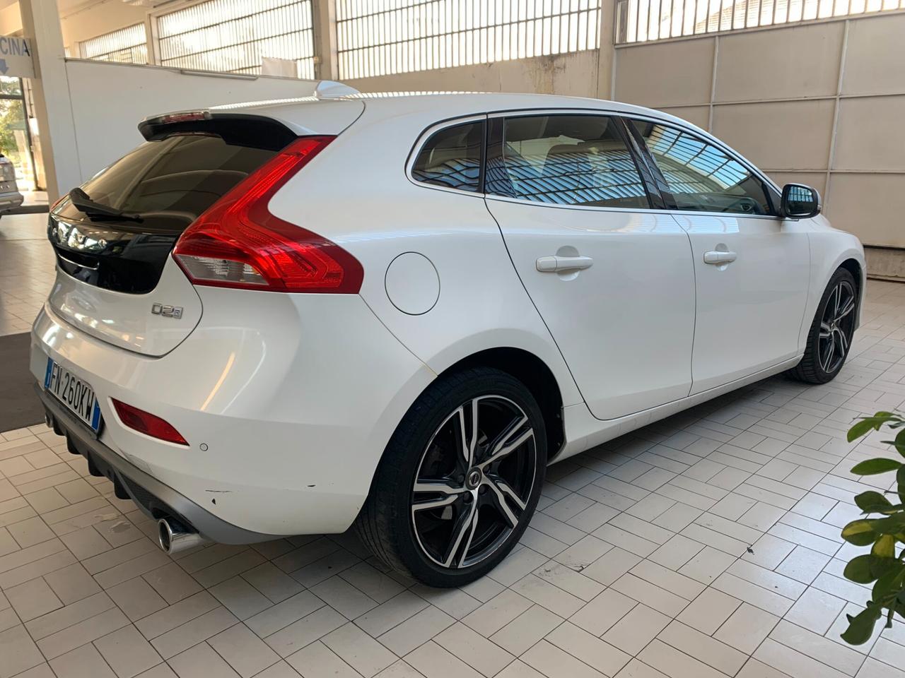 Volvo V40 D2 R-design